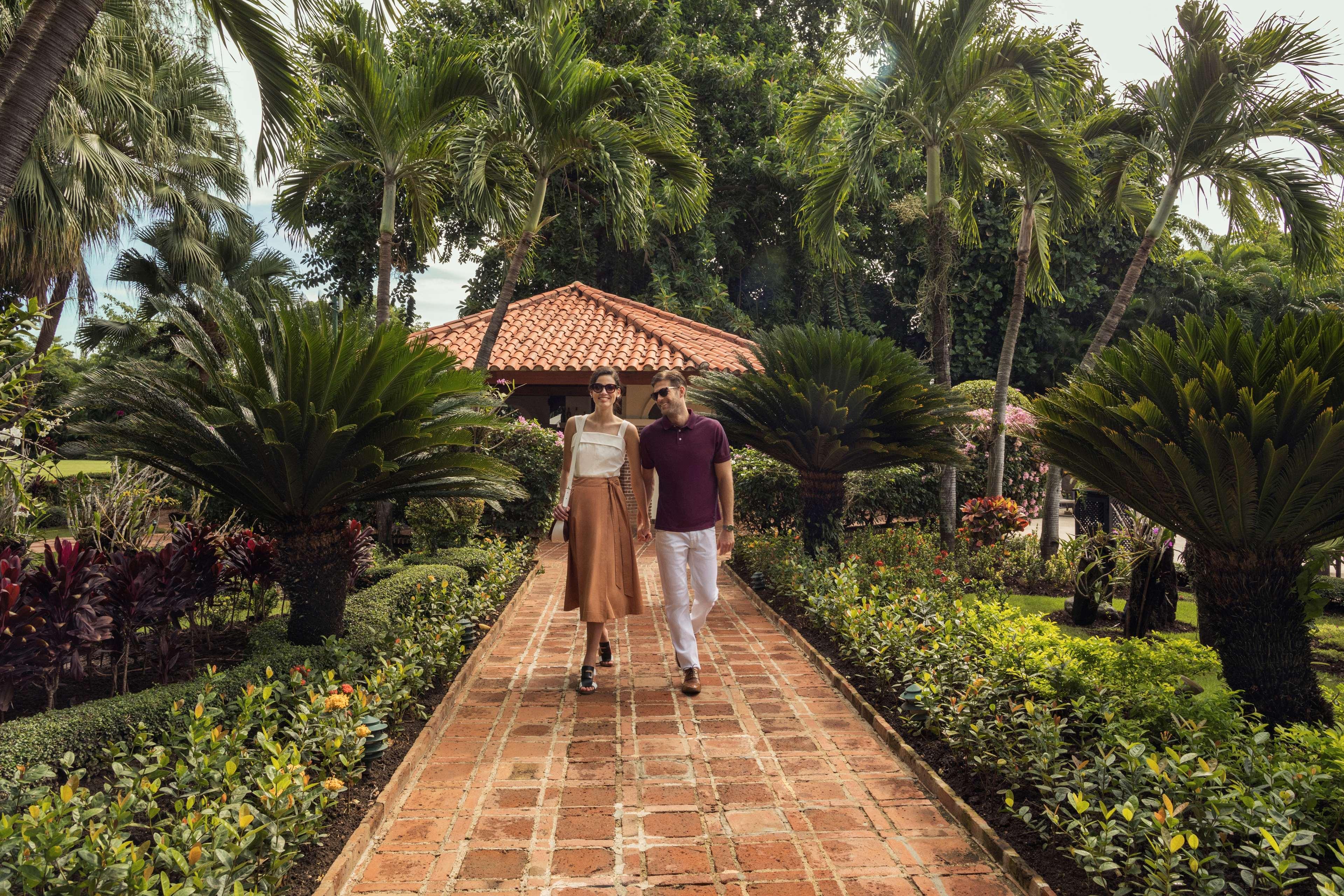 El Embajador, A Royal Hideaway Hotel Santo Domingo Eksteriør bilde The resort's gardens