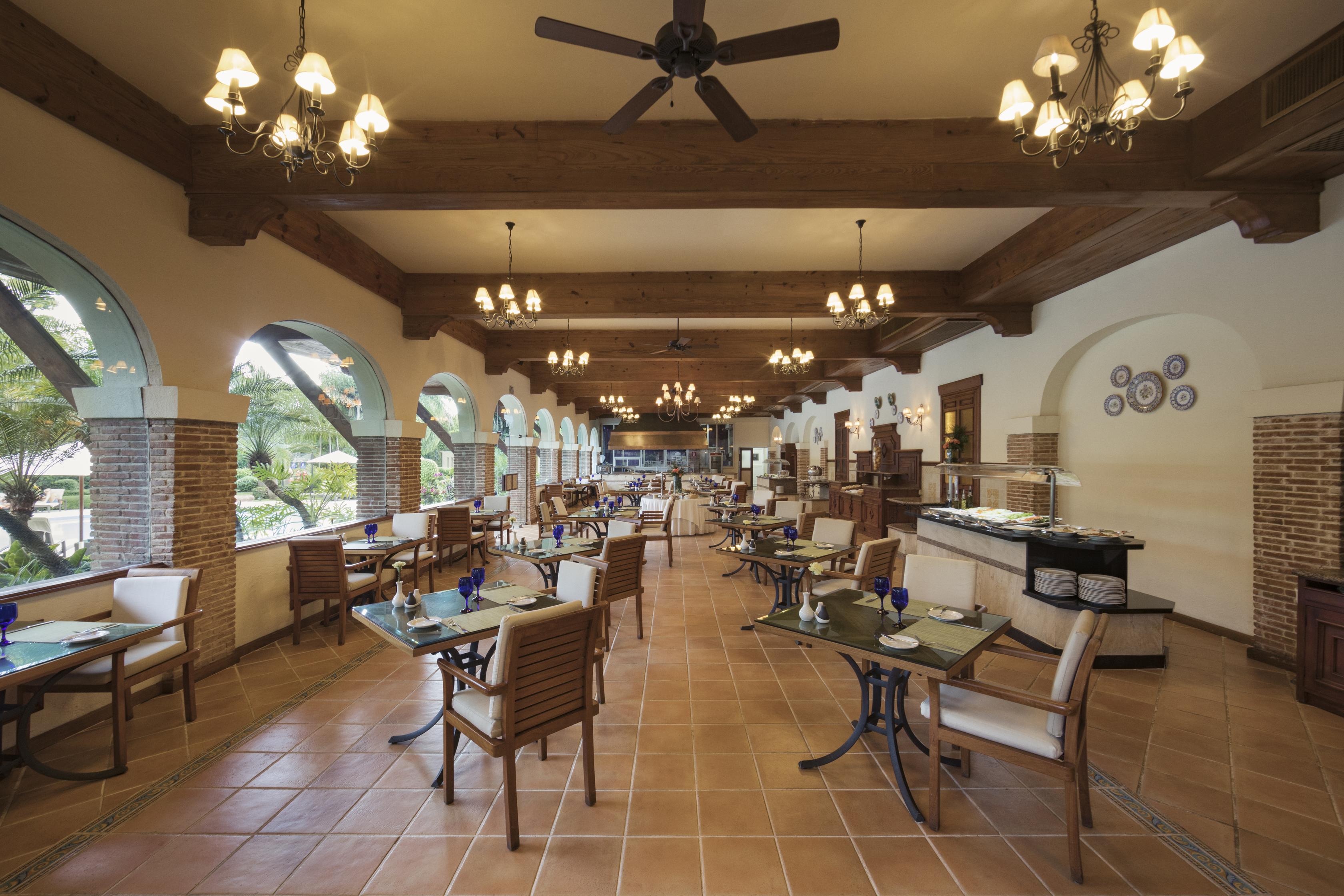 El Embajador, A Royal Hideaway Hotel Santo Domingo Eksteriør bilde The restaurant at the hotel