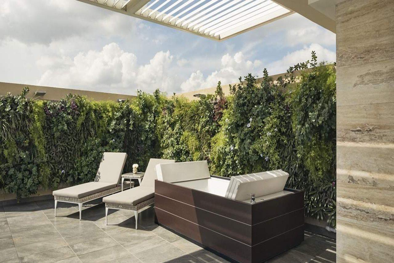 El Embajador, A Royal Hideaway Hotel Santo Domingo Eksteriør bilde A living wall in a private residence