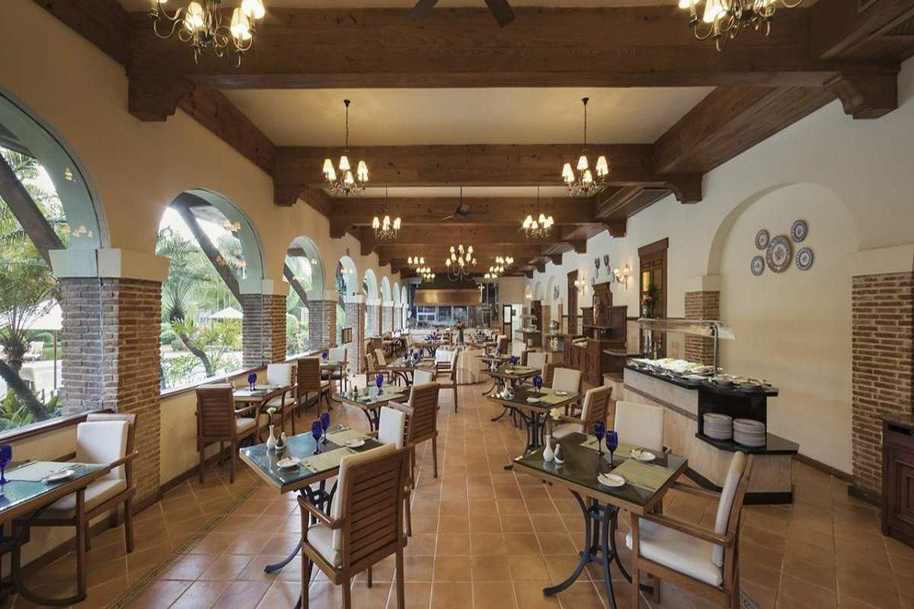 El Embajador, A Royal Hideaway Hotel Santo Domingo Eksteriør bilde The restaurant at the hotel