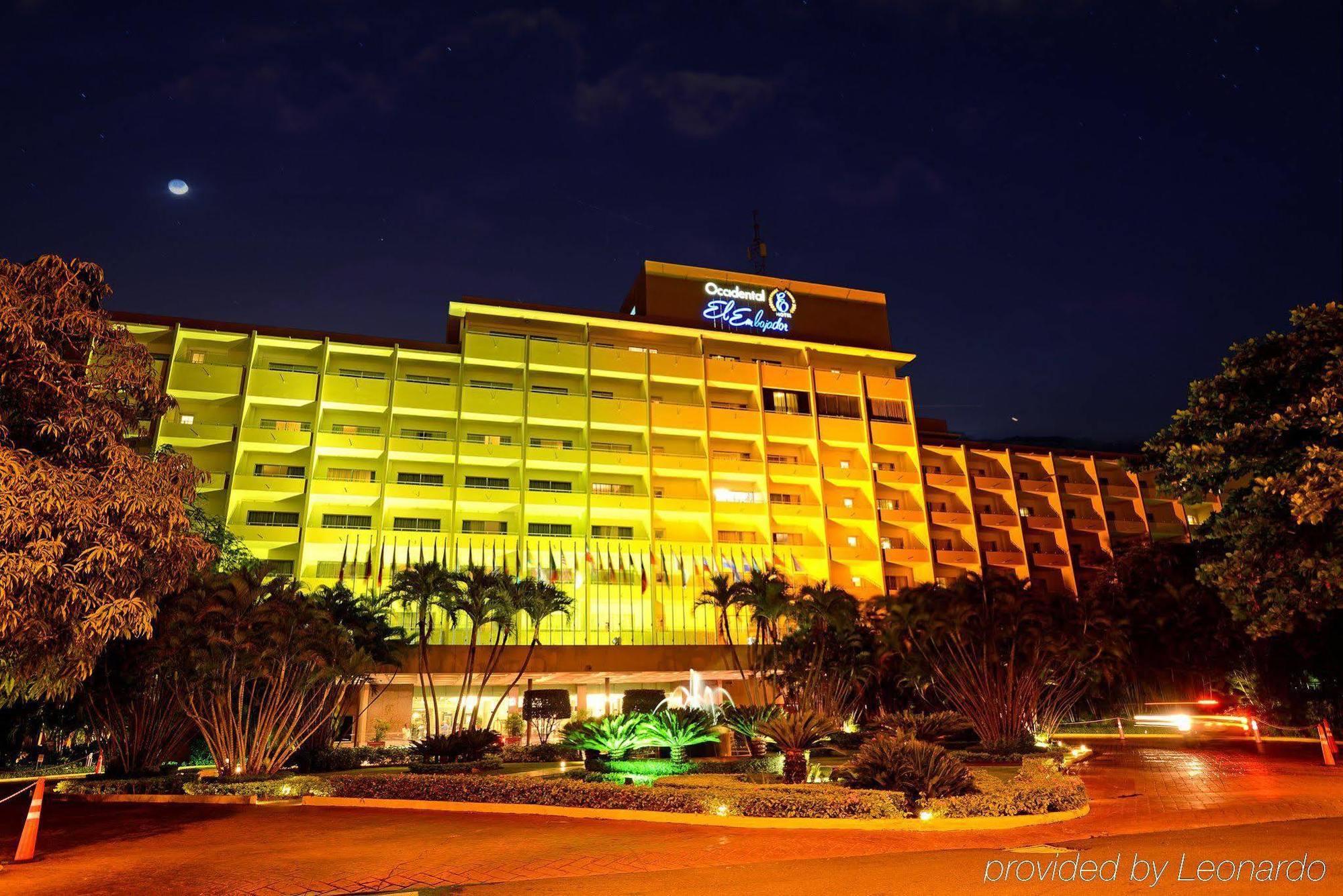 El Embajador, A Royal Hideaway Hotel Santo Domingo Eksteriør bilde The hotel at night