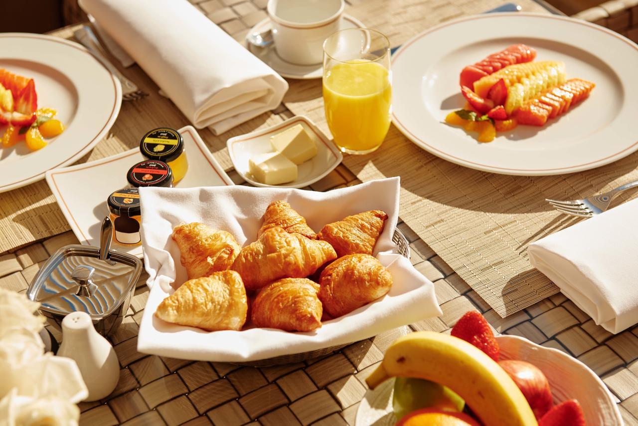 El Embajador, A Royal Hideaway Hotel Santo Domingo Eksteriør bilde A breakfast table